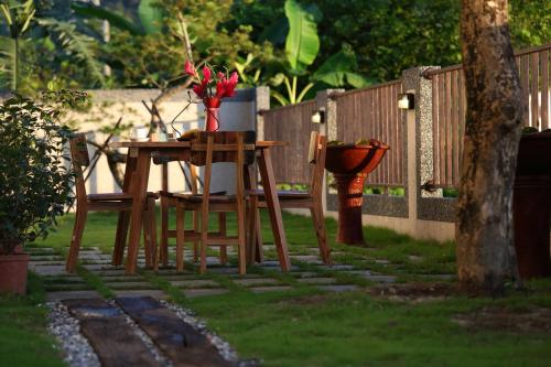 Ein Garten an der Unterkunft 大花紫薇田園民宿-附電梯
