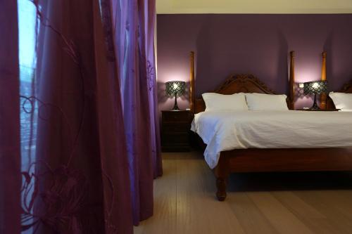 Ein Bett oder Betten in einem Zimmer der Unterkunft 大花紫薇田園民宿-附電梯