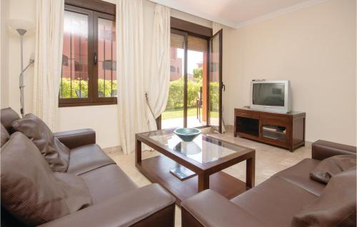 sala de estar con sofá y TV en Precioso apartamento en Estepona con 3 habitaciones, piscina al aire libre y piscina, en Estepona