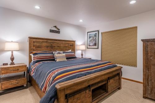 una camera con un grande letto in legno e una finestra di Hidden Valley Village #103 nicely updated 1 bedroom 1 bathroom condo short 10 min walk from Village a Mammoth Lakes