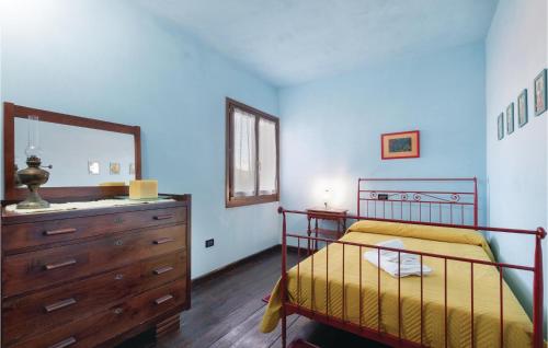 um quarto com uma cama, uma cómoda e um espelho em La Duna E Il Blu em Torre dei Corsari