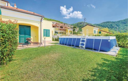 une maison avec une grande piscine bleue dans une cour dans l'établissement Villa Piera, à Loano