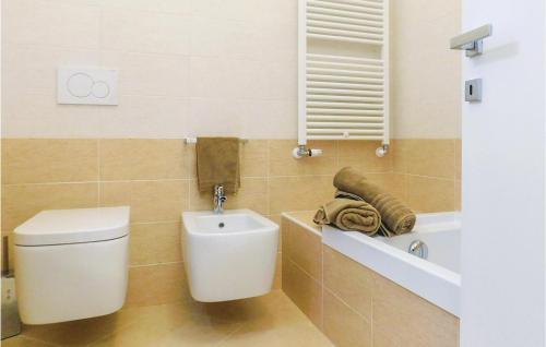 ロアーノにあるVilla Pieraのバスルーム(トイレ、洗面台、バスタブ付)
