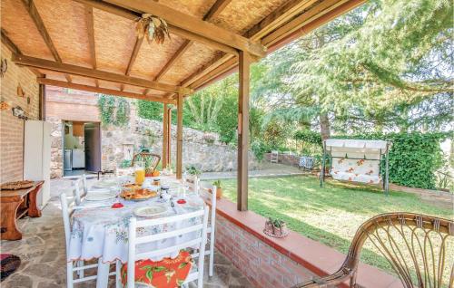 una sala da pranzo con tavolo e sedie su un patio di Casa Monica ad Ampugnano