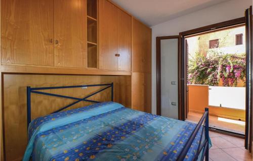 - une chambre avec un lit et une grande fenêtre dans l'établissement Casa Oslo 1, à Castelsardo