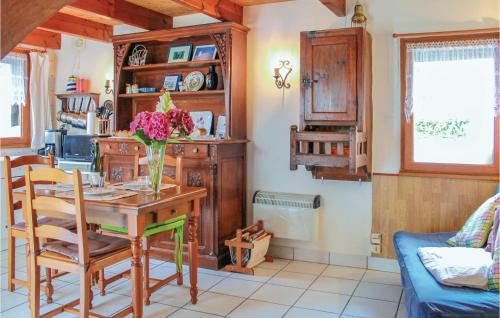 モエラン・シュル・メールにあるHoliday Home Kerherouの部屋にテーブルと椅子のあるキッチン