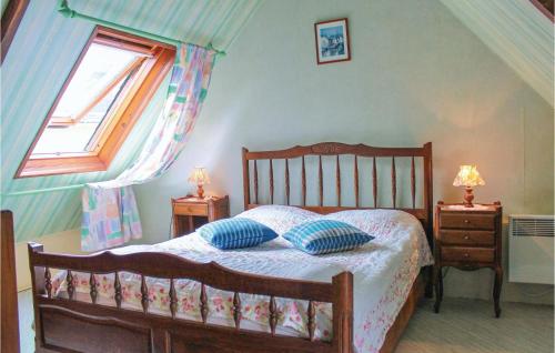 une chambre avec un lit avec des oreillers bleus et une fenêtre dans l'établissement Holiday Home Kerherou, à Moëlan-sur-Mer