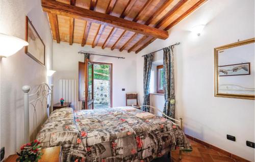 UlignanoにあるI Gigliの木製の天井が特徴のベッドルーム1室(ベッド1台付)