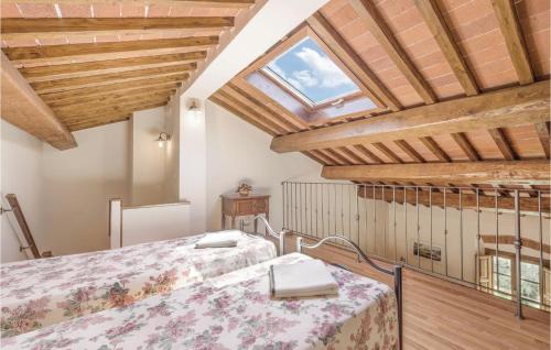 Un pat sau paturi într-o cameră la 1 Bedroom Pet Friendly Apartment In Larciano Pt