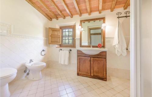 Ванная комната в 1 Bedroom Pet Friendly Apartment In Larciano Pt