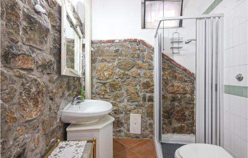 スカリオにあるVilla Ars Mediterraneaの石壁のバスルーム(トイレ、シンク付)
