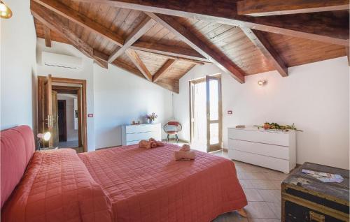 Villa Odabella في Rongolisi: غرفة نوم بسرير احمر في غرفة بسقوف خشبية