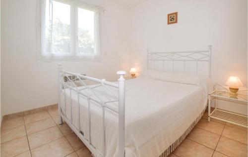 モリアニ・プラージュにある3 Bedroom Awesome Home In Moriani Plageの白いベッドルーム(白いベッド1台、窓付)