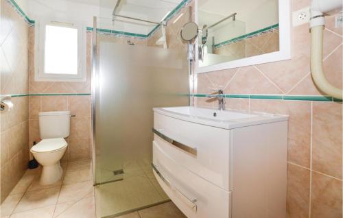 ห้องน้ำของ 3 Bedroom Awesome Home In Moriani Plage
