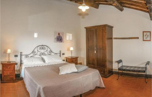 een slaapkamer met een groot bed en een houten kast bij Meridiana in Toscella