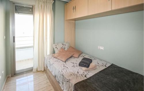 Lova arba lovos apgyvendinimo įstaigoje Stunning Apartment In Santa Pola With Kitchenette