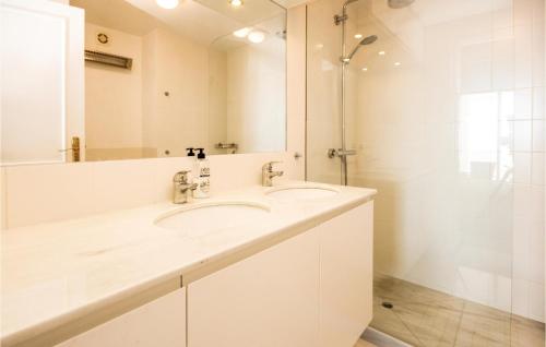 a white bathroom with a sink and a shower at Nice Apartment In Calahonda With 2 Bedrooms, Wifi And Outdoor Swimming Pool in Sitio de Calahonda