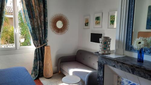 Televisyen dan/atau pusat hiburan di Chambres d'hôtes Belle Vigneronne