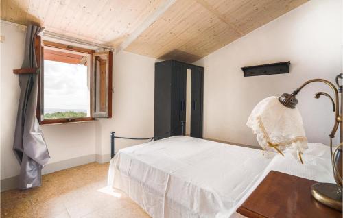 CullaにあるCasa Gaiaのベッドルーム(ベッド1台、窓付)