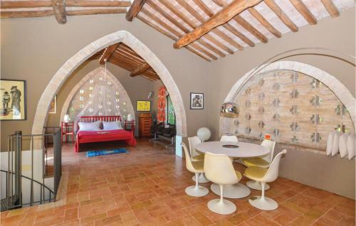 sala de estar con mesa, sillas y cama en Villa Metato, en Morra