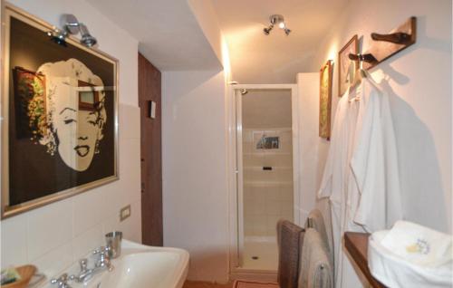 MorraにあるVilla Metatoのバスルーム(白いシンク、シャワー付)