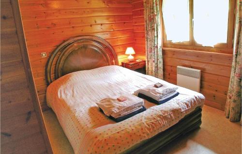 une chambre avec un lit avec deux serviettes dessus dans l'établissement Holiday Home Gotti - 08, à Vecoux