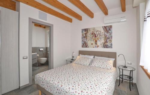 レッツェノにあるPescau Houseの白いベッドルーム(ベッド1台、バスルーム付)