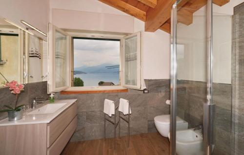 レッツェノにあるPescau Houseのバスルーム(洗面台、トイレ付)、窓が備わります。
