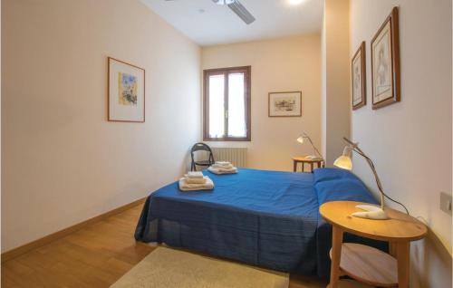 Un dormitorio con una cama azul y una mesa en Sandalo, en Venecia