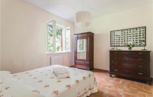 CapranicaにあるCiliegioのベッドルーム1室(ベッド1台、ドレッサー、窓付)