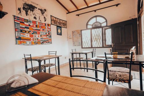 ネゴンボにあるLilly Palace Villa Guest Houseのテーブルと椅子が備わるレストラン