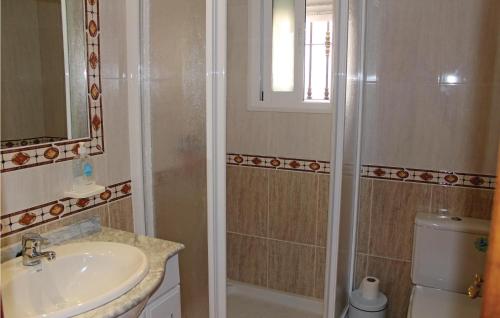 Ένα μπάνιο στο Gorgeous Home In Guardamar Del Segura With Wifi