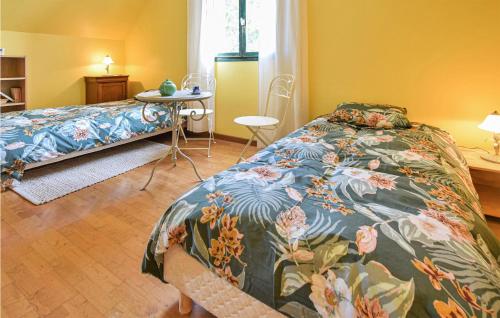 - une chambre dotée d'un lit avec un couvre-lit floral dans l'établissement Lovely Apartment In Le Mesnil-esnard With Wifi, à Le Mesnil-Esnard