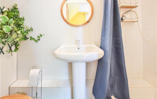 La salle de bains est pourvue d'un lavabo et d'un miroir. dans l'établissement Lovely Apartment In Le Mesnil-esnard With Wifi, à Le Mesnil-Esnard