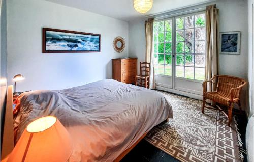 Säng eller sängar i ett rum på 3 Bedroom Nice Home In Clohars-carnoet