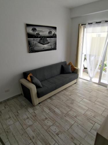 薩爾雷的住宿－Rosa dei Venti Apartment 50meter beach front，带沙发和窗户的客厅