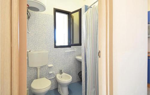 プンタ・セッカにあるApt, 4のバスルーム(トイレ、洗面台、鏡付)