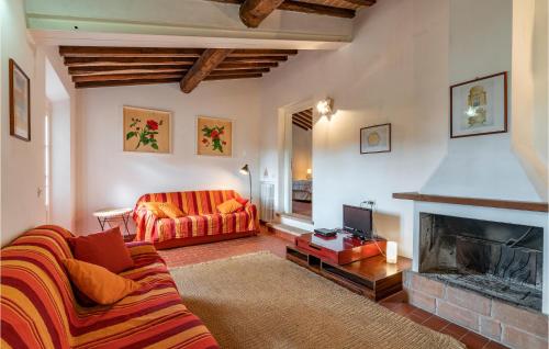 ein Wohnzimmer mit einem Sofa und einem Kamin in der Unterkunft Le Scuderie in Sassetta