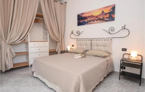 ChiusavecchiaにあるLa Casa Del Fabbroのベッドルーム1室(大型ベッド1台、ランプ2つ付)