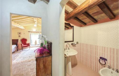 Phòng tắm tại Amazing Home In Apecchio -pu- With Kitchen