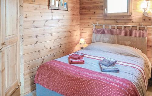 une chambre avec un lit dans une cabane en rondins dans l'établissement Awesome Home In Denipaire With Sauna, à Denipaire