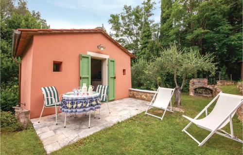 a patio with a table and chairs in front of a house at La Chaschina in Calci