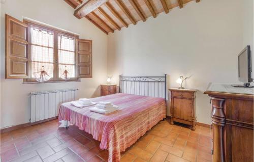 een slaapkamer met een bed en een televisie. bij Casina Giardino in Lamporecchio