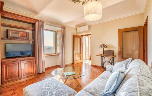 a living room with a couch and a tv at 2 Bedroom Awesome Home In Priocca in Priocca