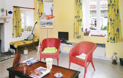 Pleumeur-GautierにあるHoliday Home Route De Pen Woasのリビングルーム(椅子2脚、デスク、コンピュータ付)