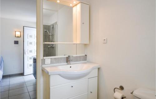 Ett badrum på Beautiful Apartment In Moriani Plage With Kitchen