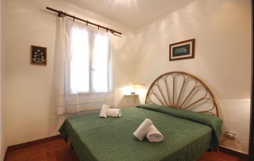 蒙特奈的住宿－Bilo Beach，一间卧室配有绿床和毛巾