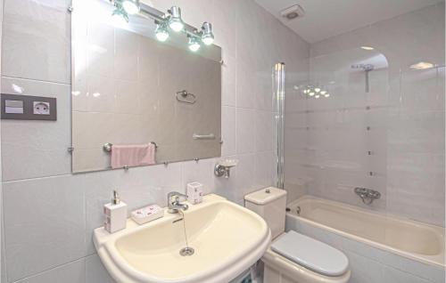Ein Badezimmer in der Unterkunft Lovely Apartment In Montefrio With Kitchen