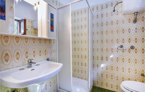 A bathroom at Nice Home In S, Giovanni A Piro Sa With 3 Bedrooms, Wifi And Outdoor Swimming Pool