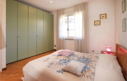 Capezzano Pianore,にあるVilla Ortensiaのベッドと窓のある寝室